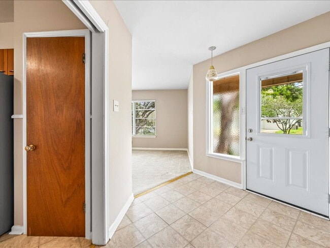Building Photo - Charming 3-Bedroom Home with Spacious Livi...