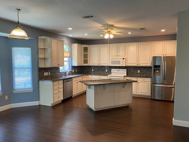 Foto del edificio - 2020 Plantation Oaks Dr