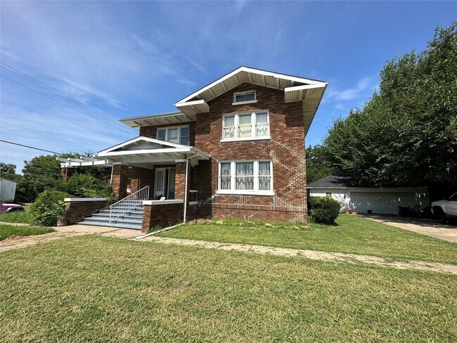 Foto del edificio - 4 Bed 2 Bath, 2 story Near Downtown Ardmore