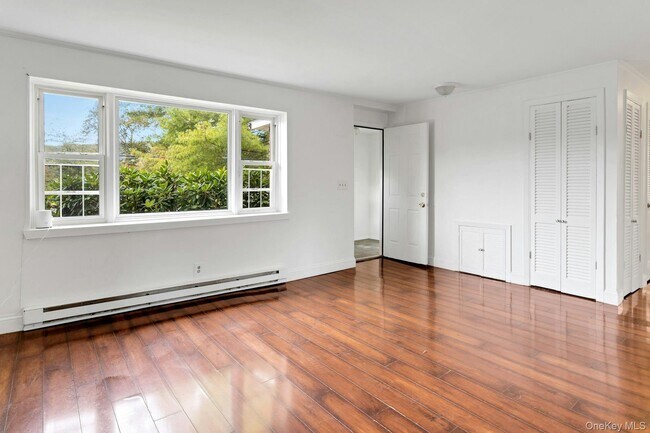 Foto del edificio - 74 Lakeshore Dr E