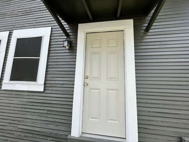 Building Photo - 102 Stiles St