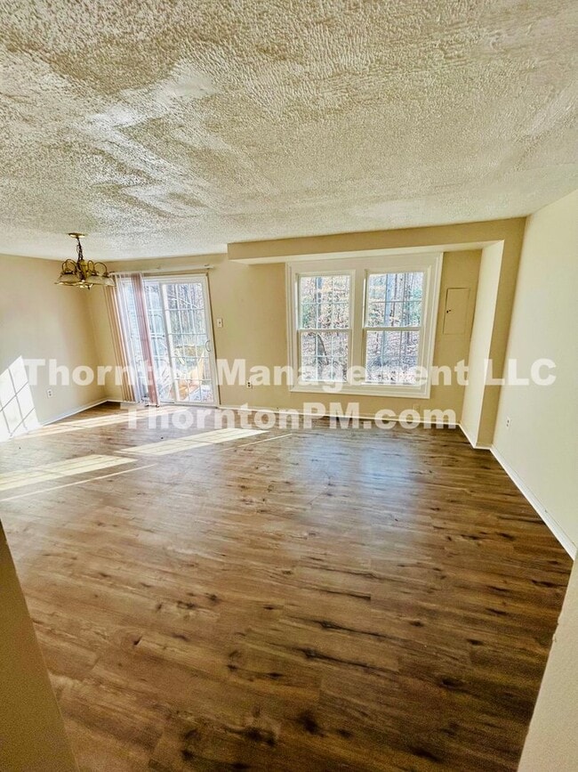 Building Photo - Charming 2 Bedroom Townhouse