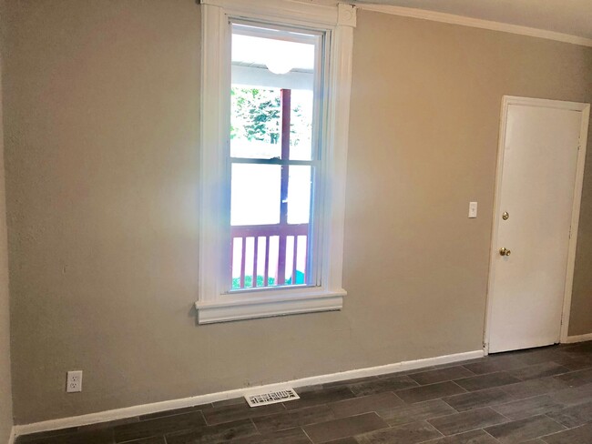 Building Photo - Charming 2 Bedroom on 15th Street!!