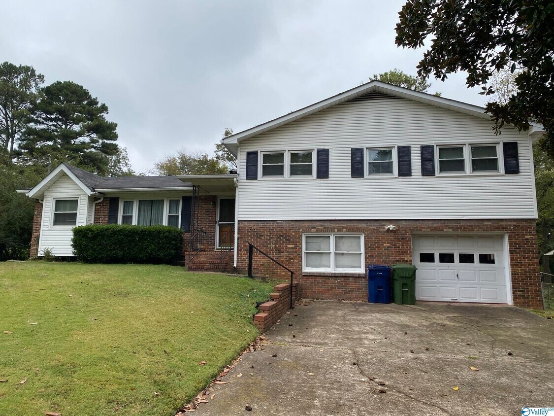 Foto principal - 4804 Calvert Rd NW