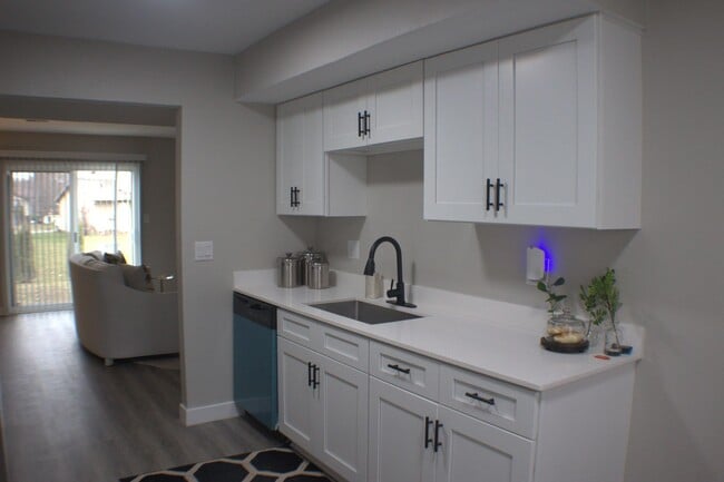 Foto del edificio - ** Pricing Updated!! ** Fully Renovated 2-...