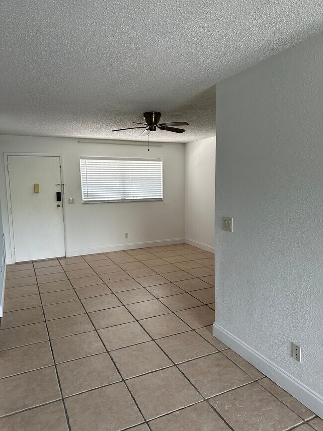 Foto del edificio - 1560 Colonial Blvd