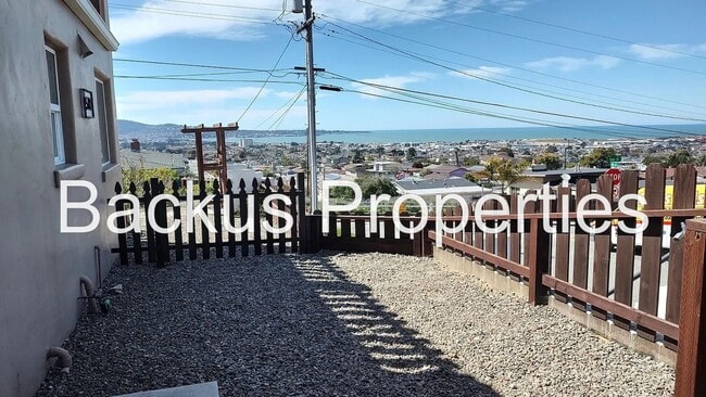 Foto del edificio - Wonderful partially furnished upper Seaside unit