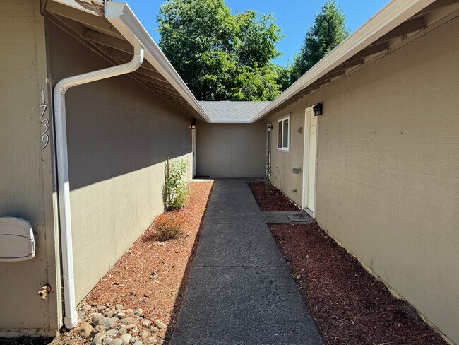 Foto del edificio - Updated 2-bedroom 1.5 bath duplex in Springfield!
