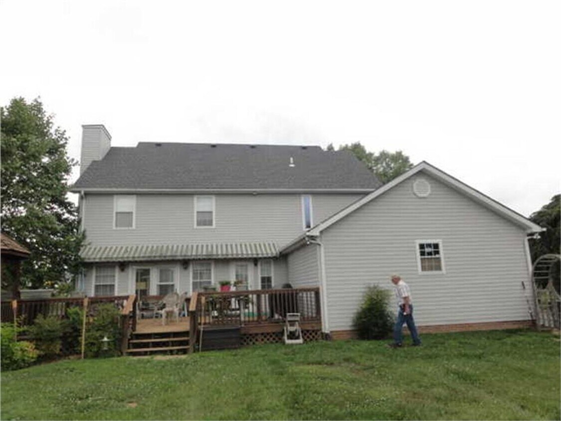 Building Photo - Beautiful 4 bedroom, 2 bath house and lot ...