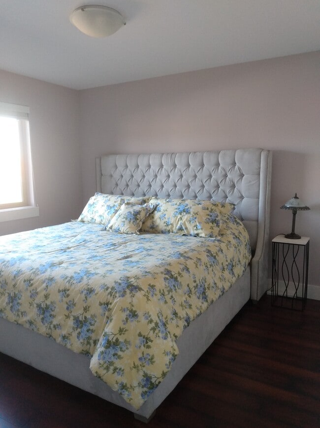 King size bed - 372 Cariboo Dr
