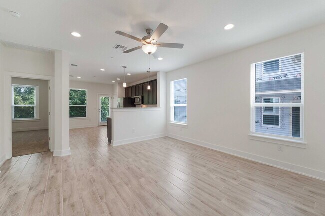 Foto del edificio - 1701 Roseburg Dr