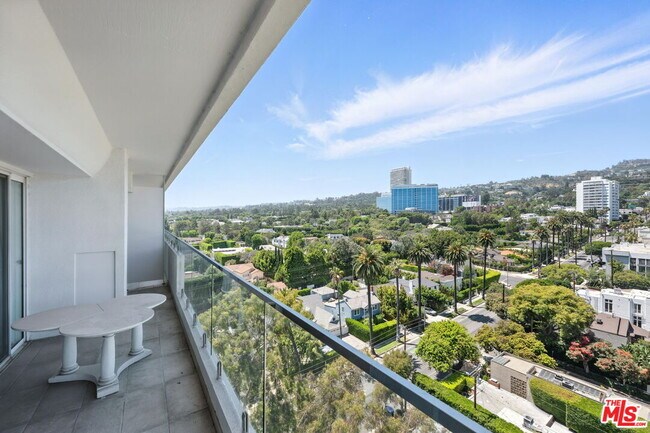 Foto del edificio - 838 N Doheny Dr
