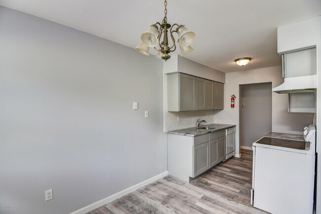 Building Photo - 110 Stonehurst Blvd