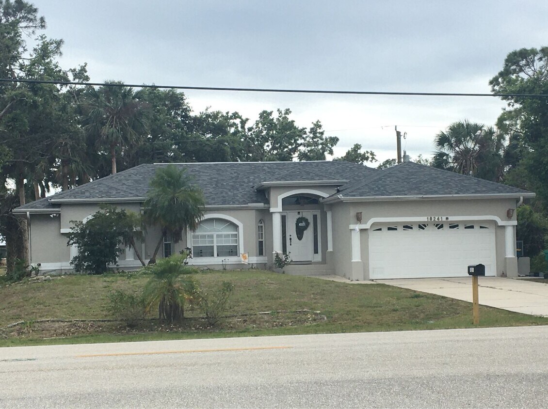 Foto principal - $1,995 ** 3 Bed / 2 Bath * Single Family Home