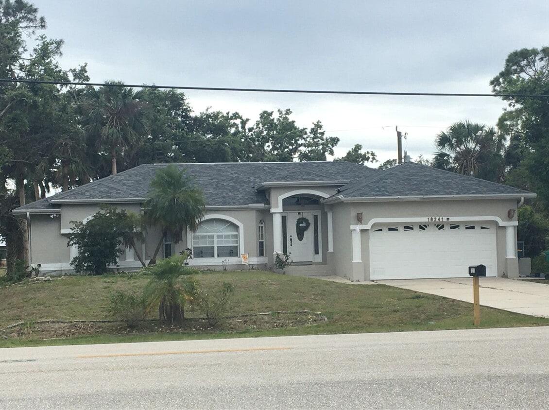 Primary Photo - $1,995 ** 3 Bed / 2 Bath * Single Family Home