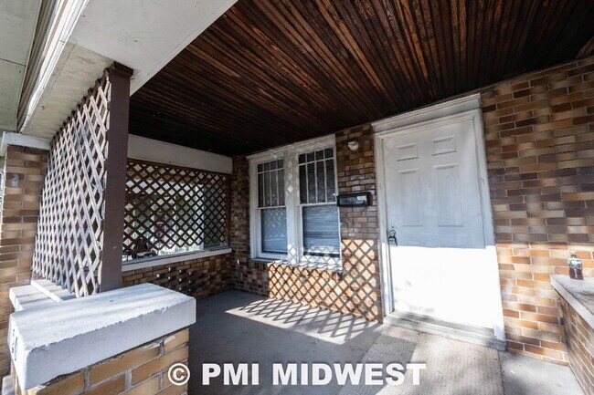 Foto del edificio - "Charming 3-Bed Duplex Retreat in Indianapolis – Spacious 1,318 Sq Ft with Modern Amenities!"