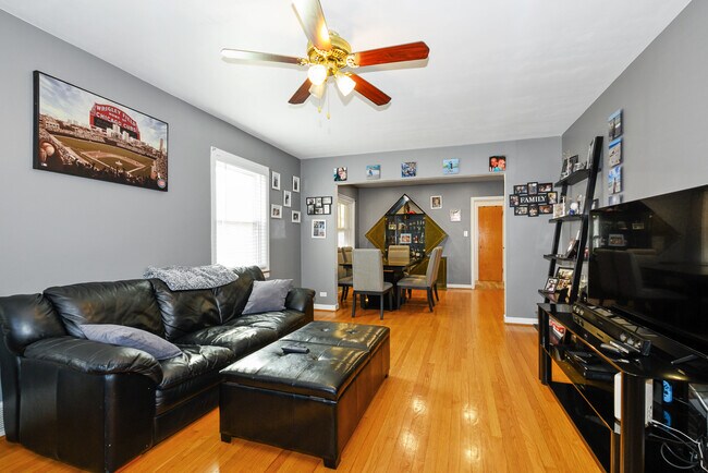 Foto del edificio - 5622 N Kenneth Ave