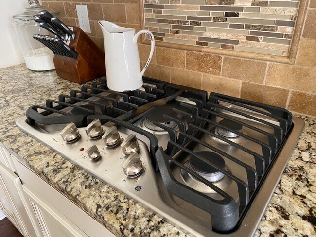 Foto del edificio - 9610 Camberley Ave NW