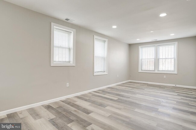 Building Photo - 415 Mellon St SE