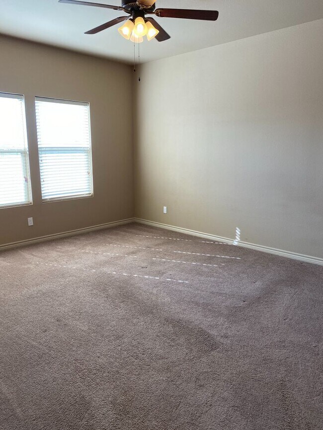 Foto del edificio - COMING SOON!! Two story townhome