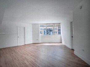 Building Photo - 999 Brickell Bay Dr