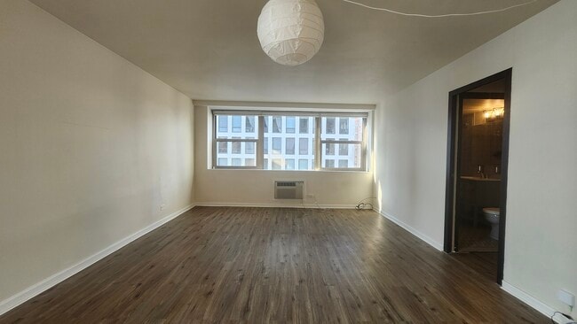Building Photo - 253 E Delaware Pl