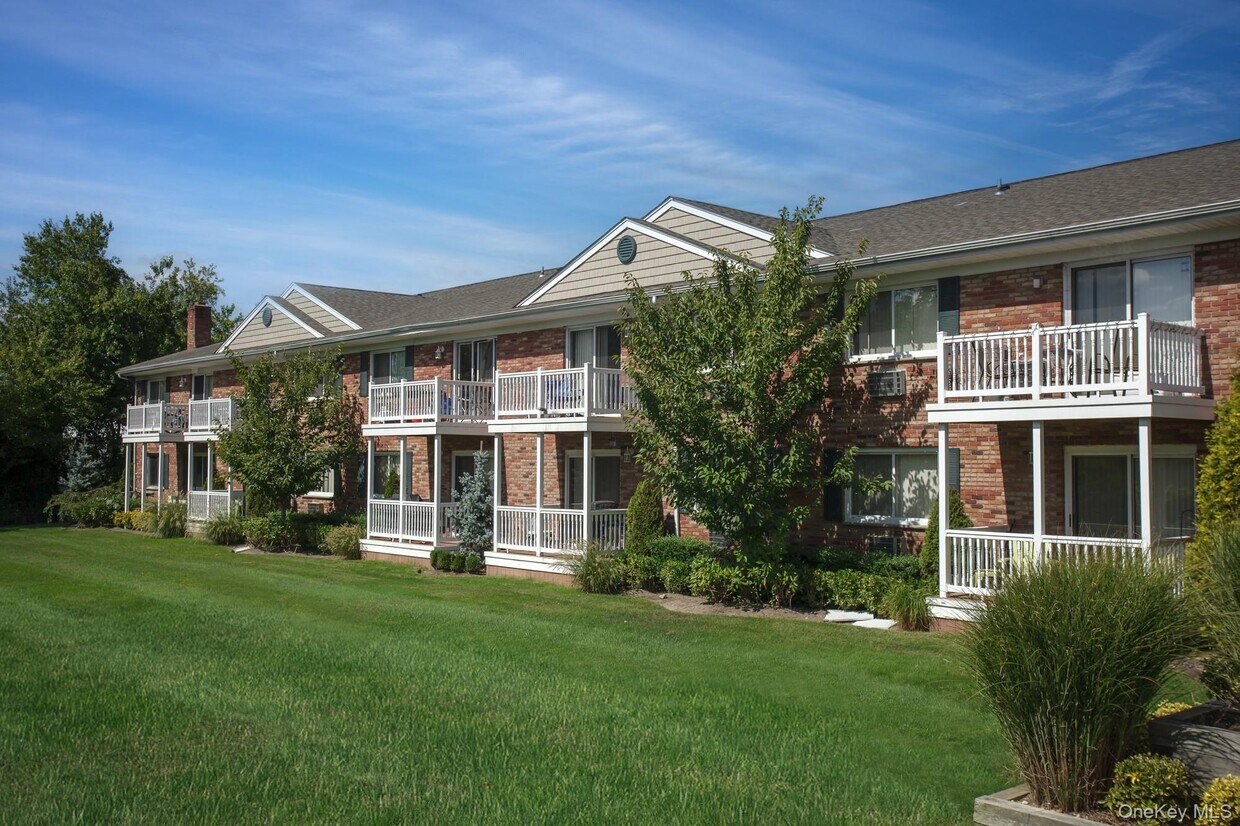 Primary Photo - 20 W Shore Rd