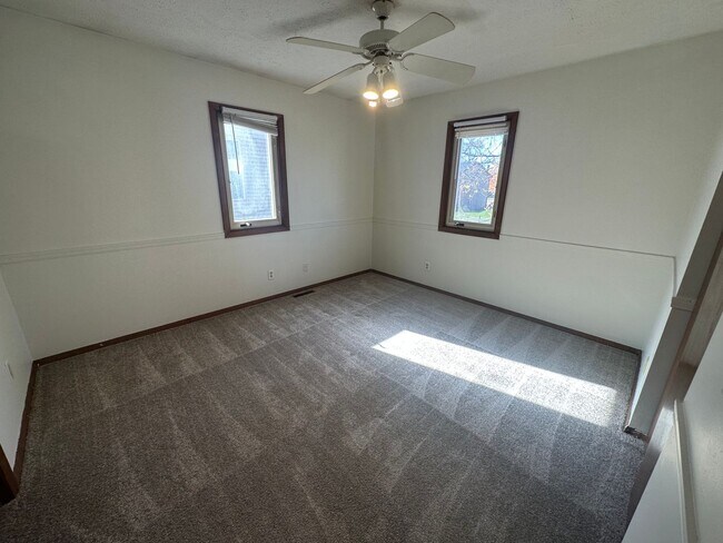 Foto del edificio - Incredible Large 4 Bedroom House!