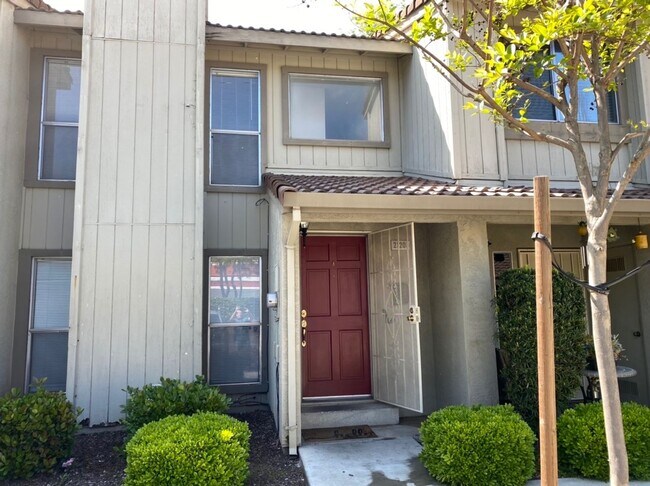 Building Photo - Large Condo near Freeway Access!