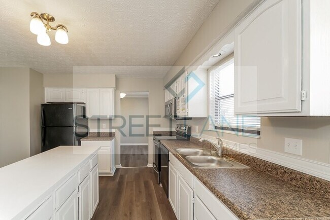 Building Photo - REDUCED!