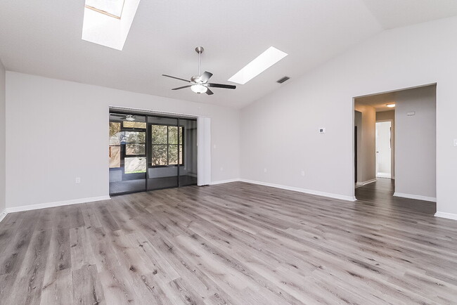 Building Photo - 4828 Crestknoll Ln