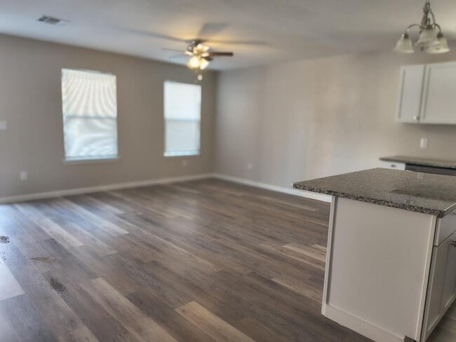 Building Photo - 1007 N Quincy Ave