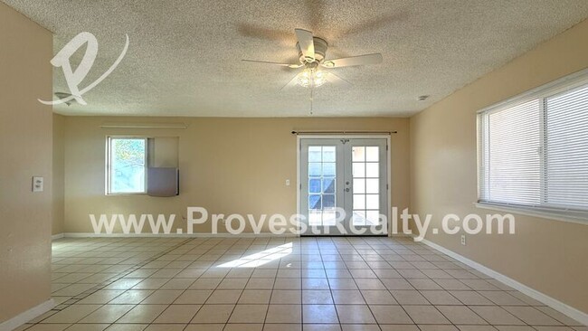 Foto del edificio - 16042 Smoke Tree St