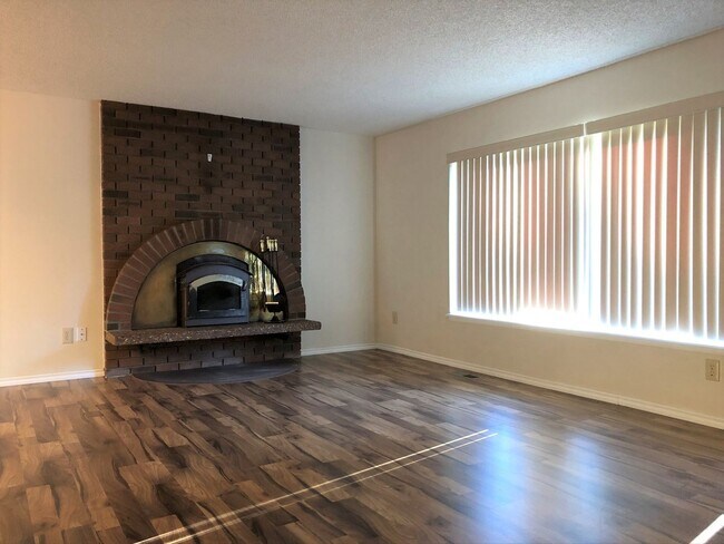 Building Photo - For Lease $2800/Mo- 3 bed 2.5 Bath Tri-Lev...