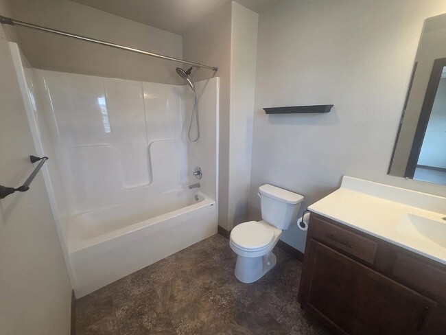 Building Photo - 3 Bedroom 3 Bathroom Condo Available NOW i...