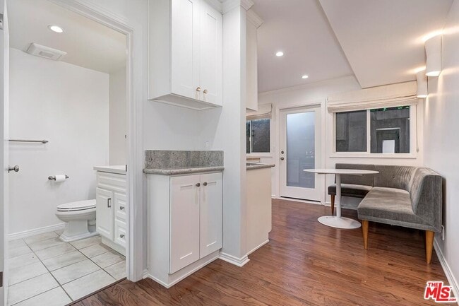 Building Photo - 609 N Doheny Dr