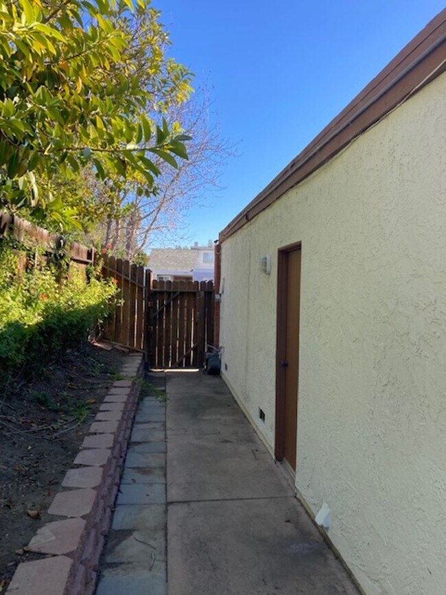 Building Photo - 4 Bed- 2 Bath home on Oceanside/Vista Border