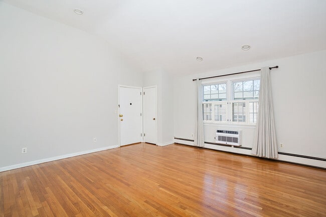 Building Photo - 47 Valley Rd