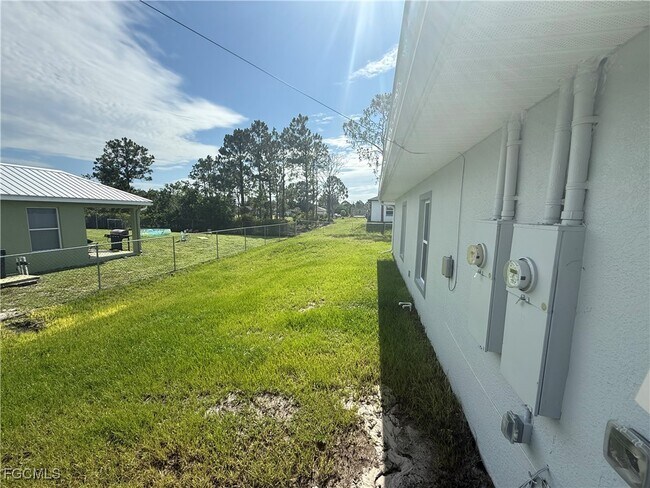 Building Photo - 915 Graystone Ave