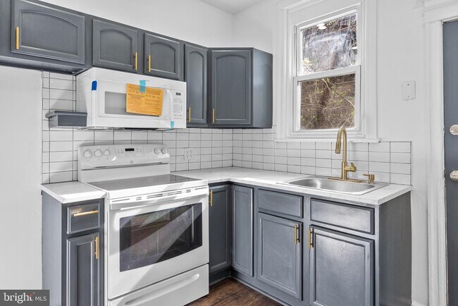 Building Photo - 3057 N Bambrey St