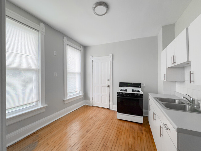 Building Photo - 1521 W Leland Ave