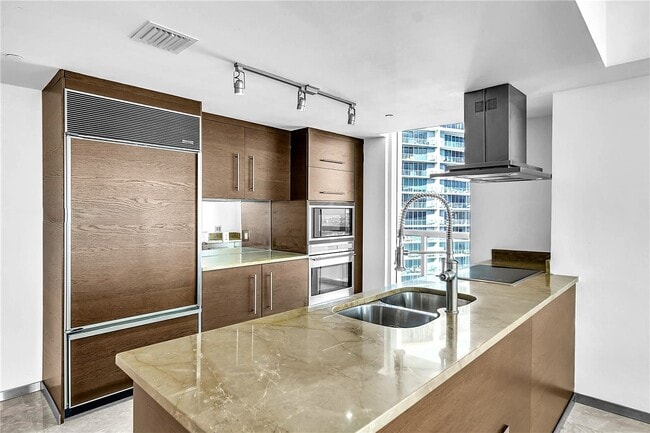 Building Photo - 495 Brickell Ave