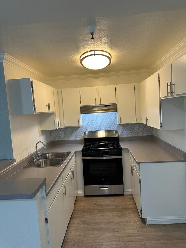 Building Photo - 5811 Tujunga Ave