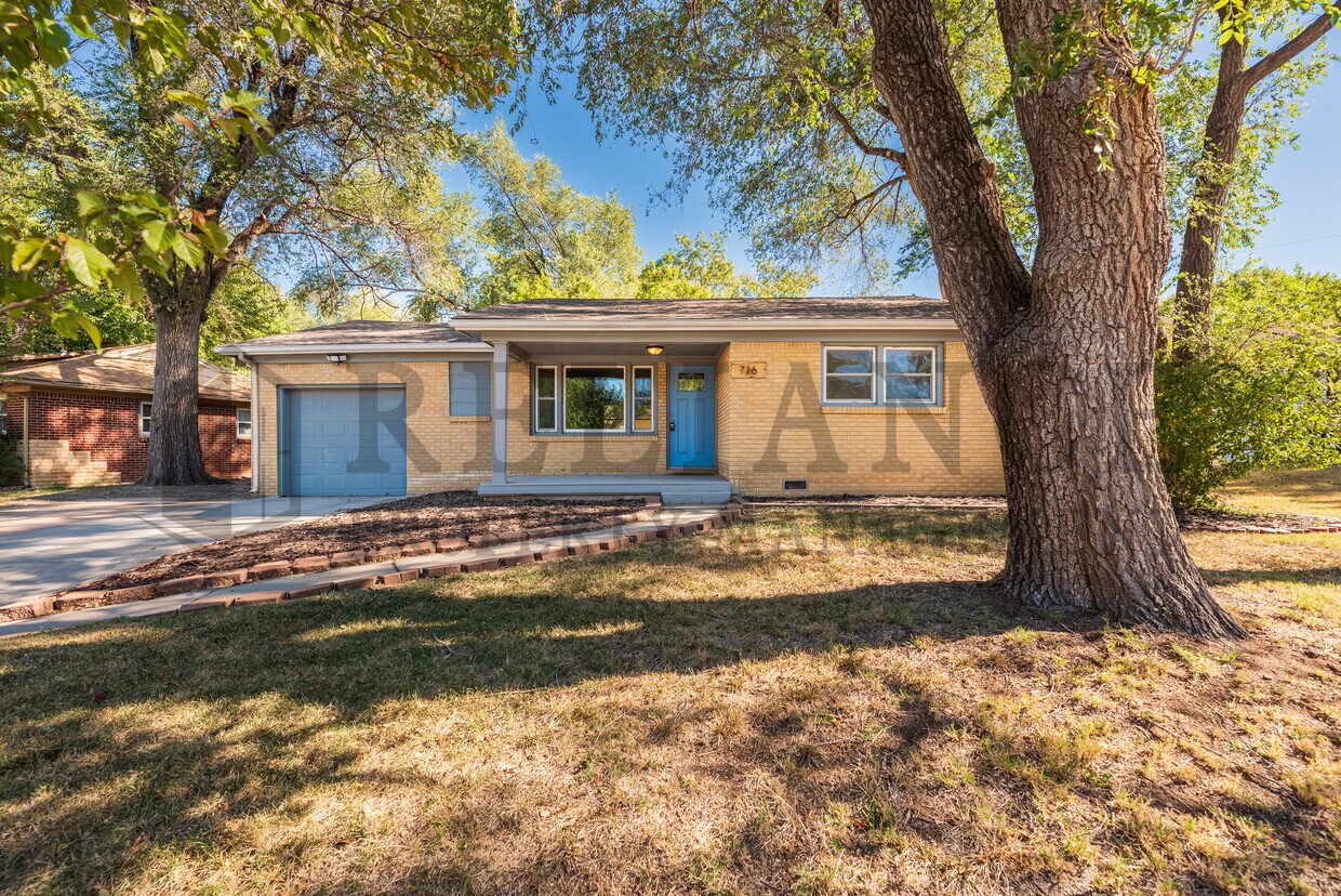 Primary Photo - 716 N El Paso Dr