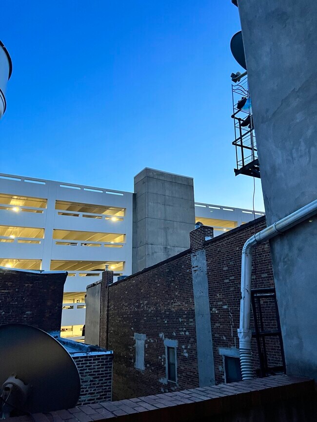 Outdoor balcony - 906 Arch St