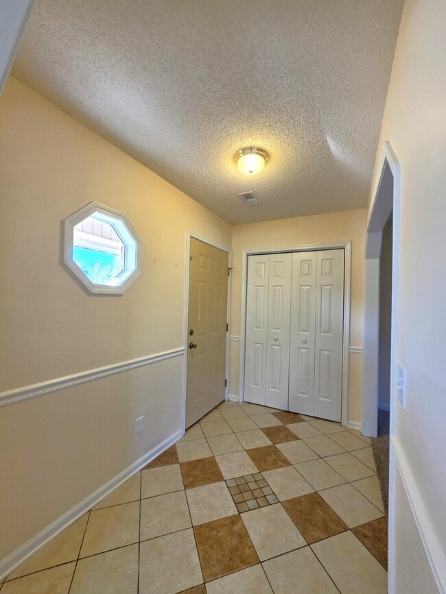 Building Photo - 450 Derek Dr