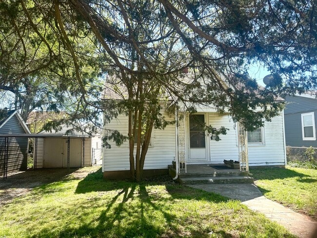 Building Photo - Cute House For Rent!