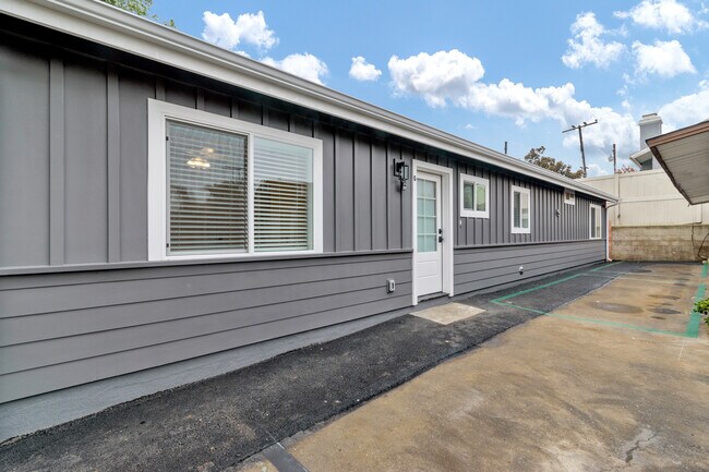 Building Photo - 3 bd 1.5 bath - 2674 Elden Ave