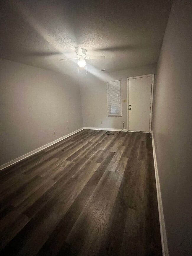 Building Photo - Two Bedroom One Bath Townhome
