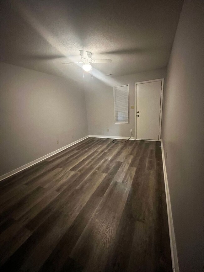 Foto del edificio - Two Bedroom One Bath Townhome